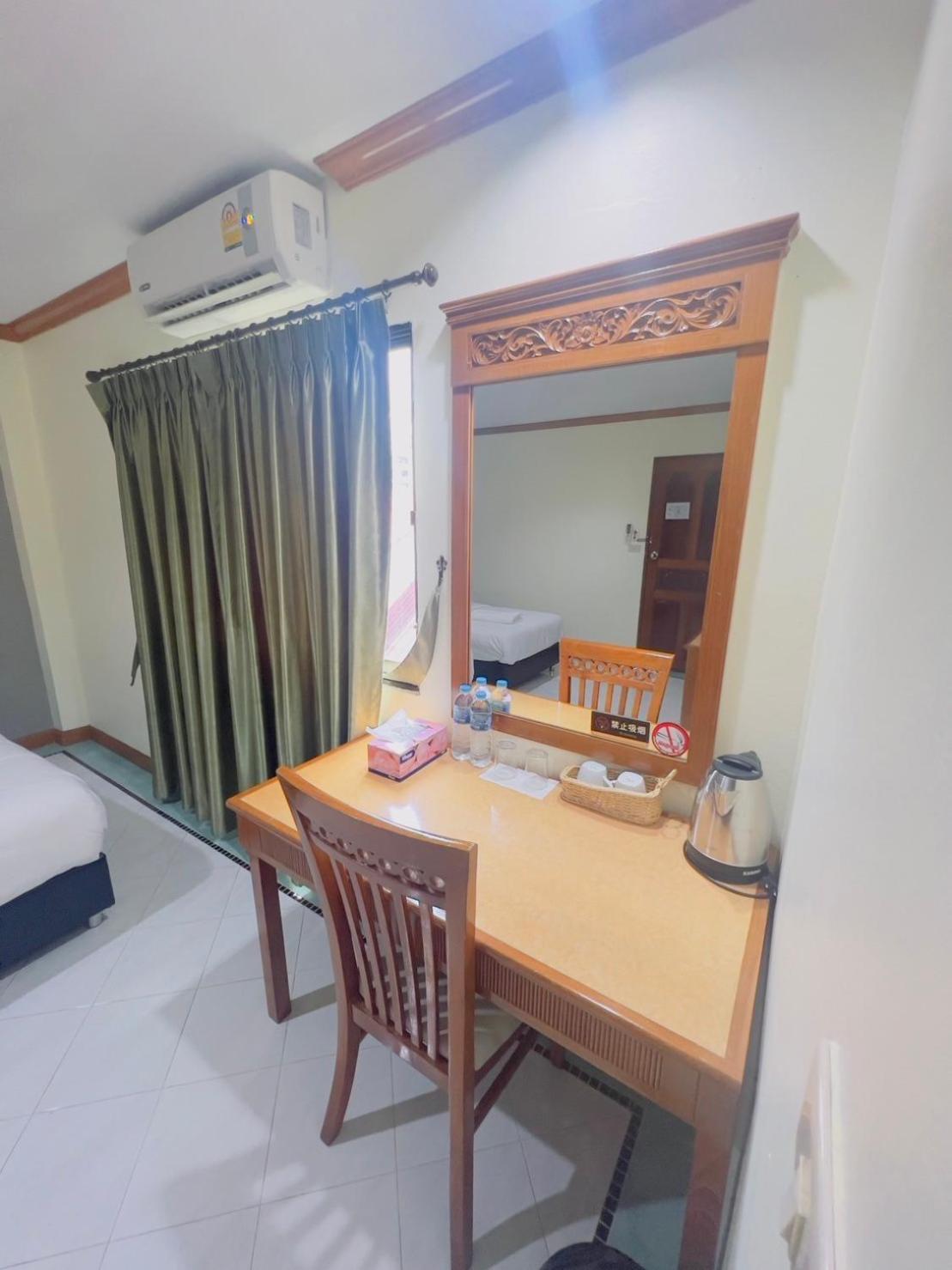 Royal Vista Hotel Patong Exterior foto