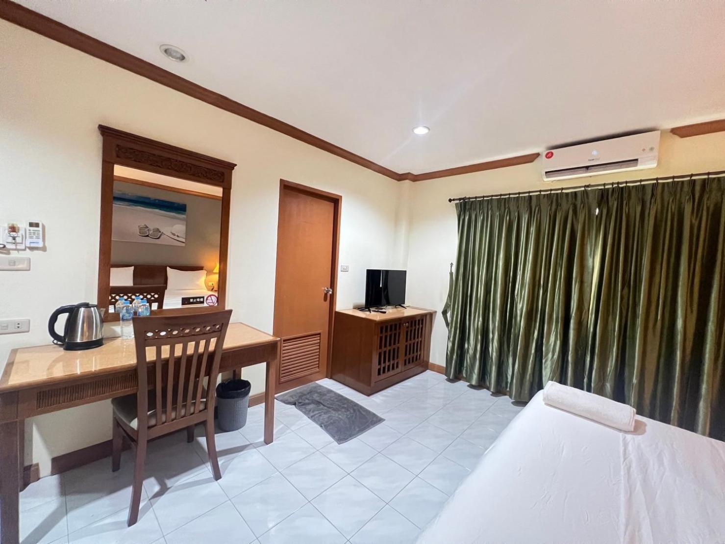 Royal Vista Hotel Patong Exterior foto